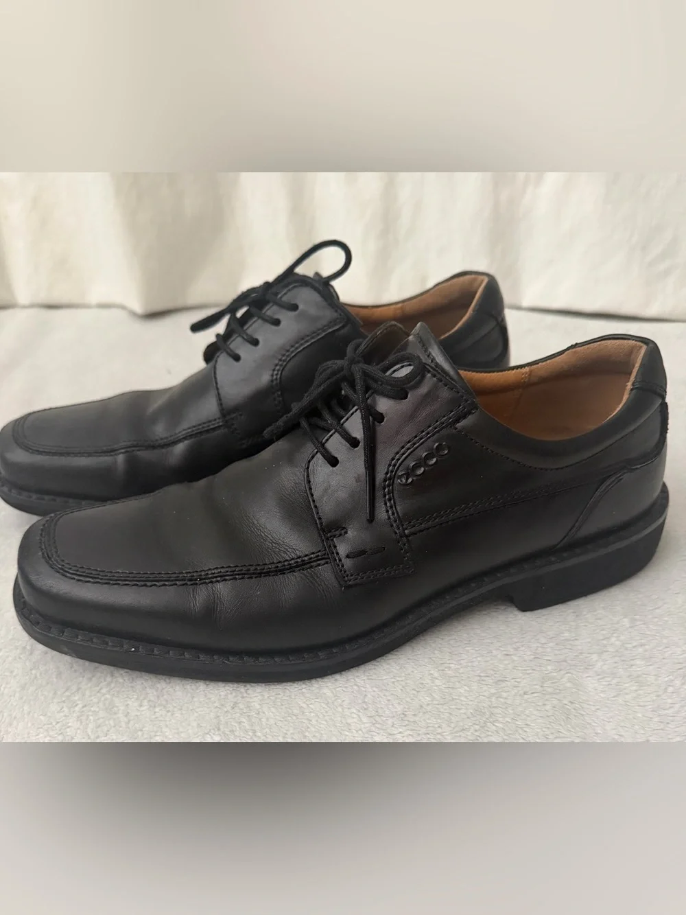 Ecco sleek black